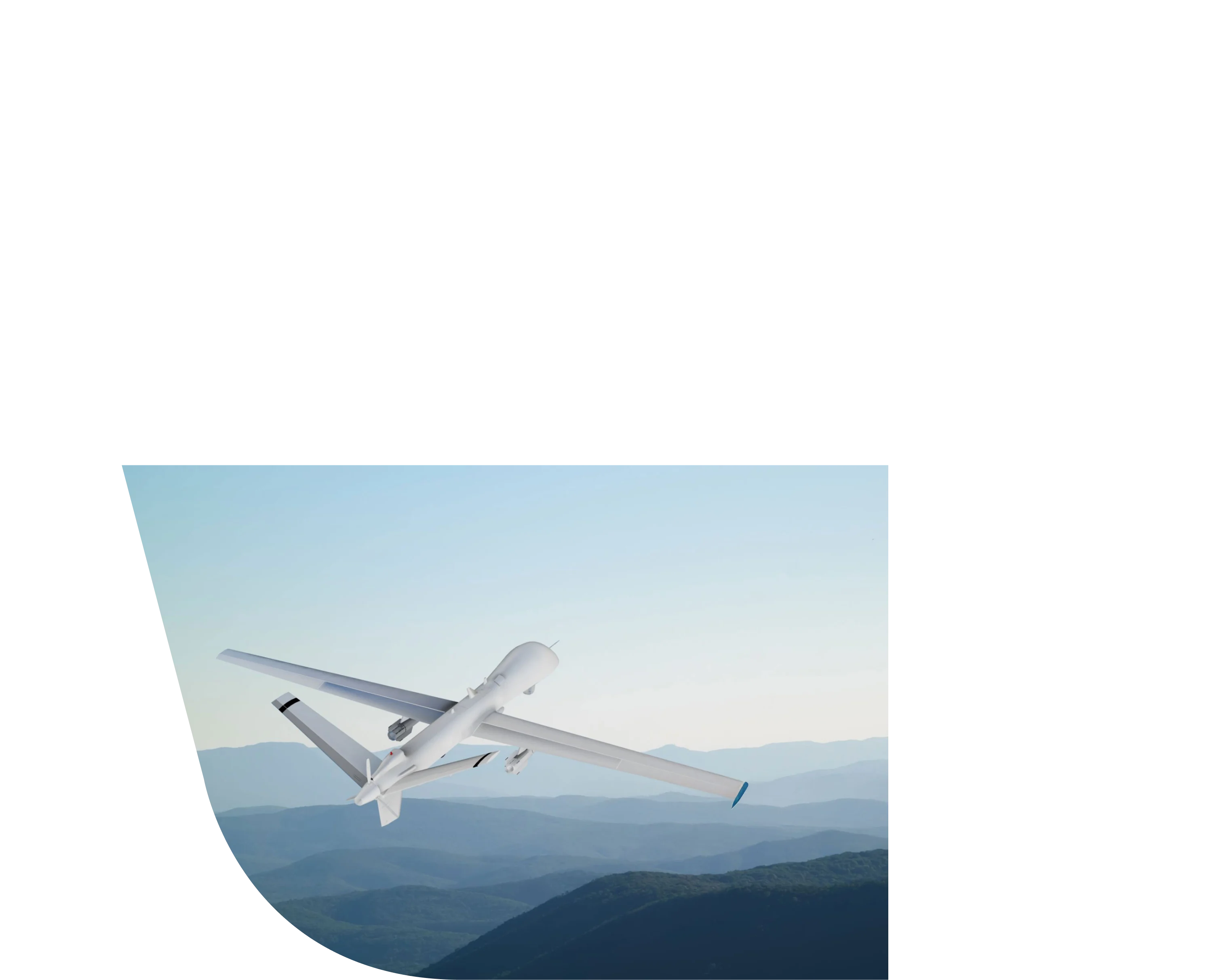 Unbemanntes Fluggerät im Flug über bergiger Landschaft